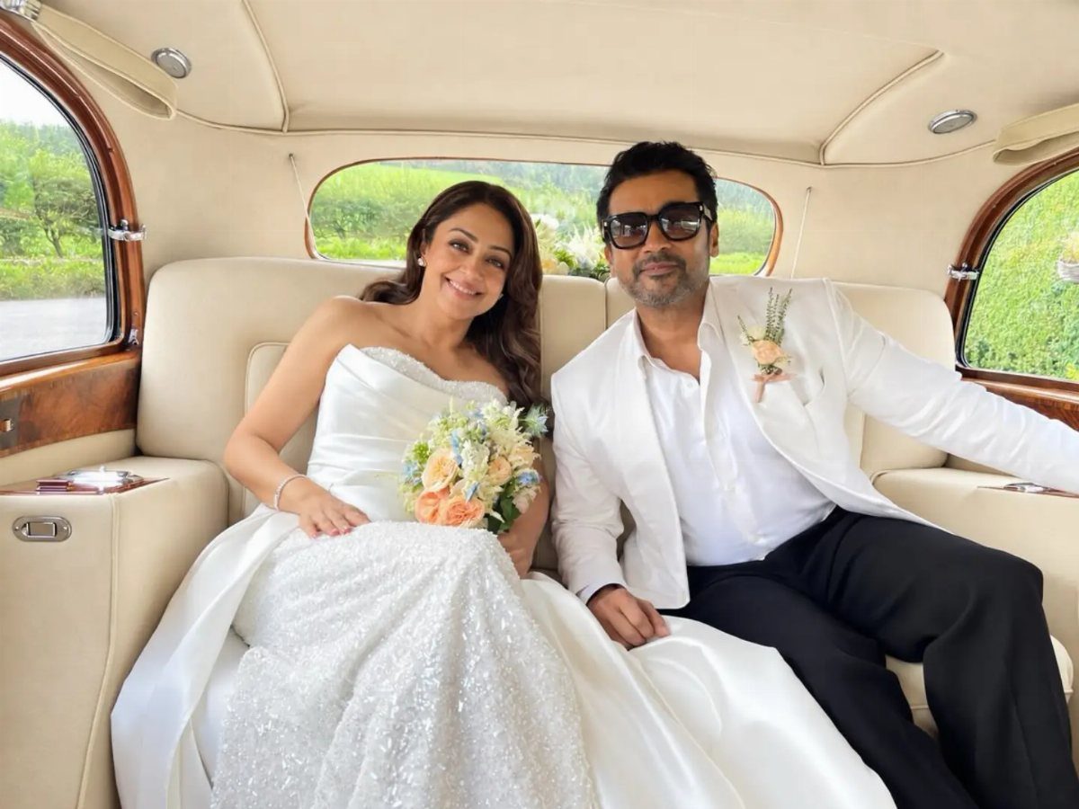 17 Couple Pictures for Your Wedding That Feel Real, Not Posed 7 A bride and groom sitting together in the backseat of a vintage car.